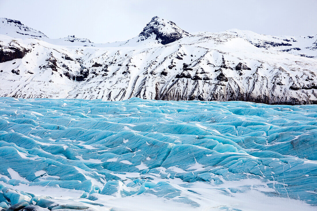 Blaues Gletschereis auf Svinafellsjokull, eine Zunge des riesigen Vatnajokull-Gletschers, in der Nähe von Skaftafell, Südisland, Polarregionen