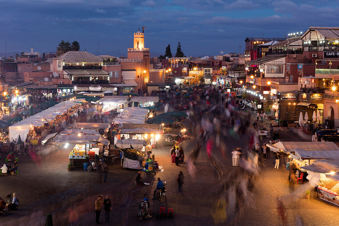 Blick über den Djemaa el Fna in der Dämmerung mit Essensständen und Menschenmassen, Marrakesch, Marokko, Nordafrika, Afrika
