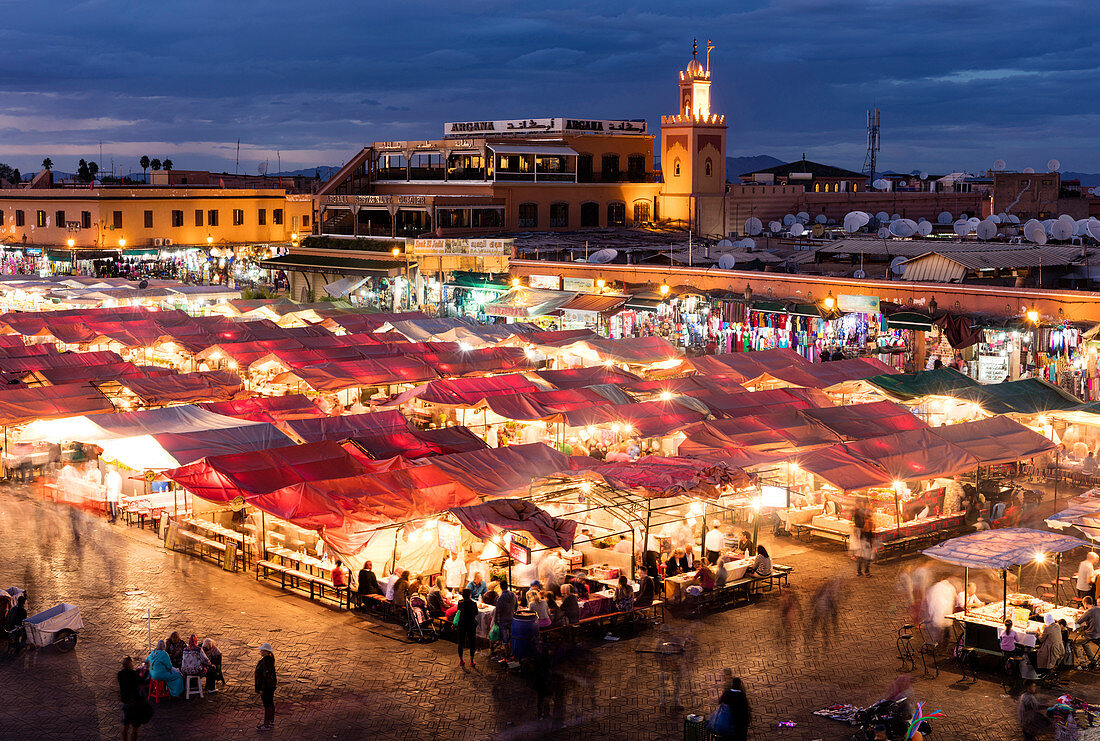 Blick über den Djemaa el Fna in der Dämmerung mit Essensständen und Geschäften, Marrakesch, Marokko, Nordafrika, Afrika