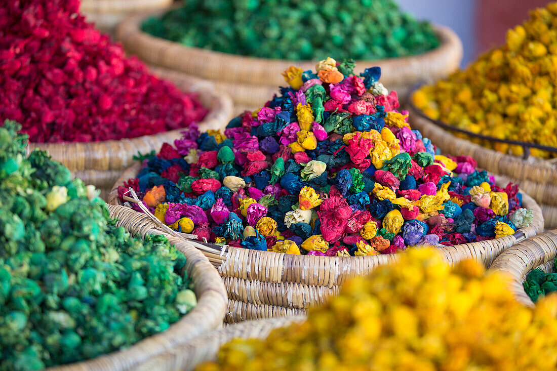 Pot pourri im Gewürzmarkt ,Rahba Kedima Square, in den Souks von Marrakesch, Marokko, Nordafrika, Afrika