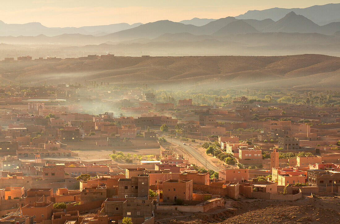 Früher Morgen Blick über die Stadt Tinerhir, südlich der Todra-Schlucht, Marokko, Nordafrika, Afrika