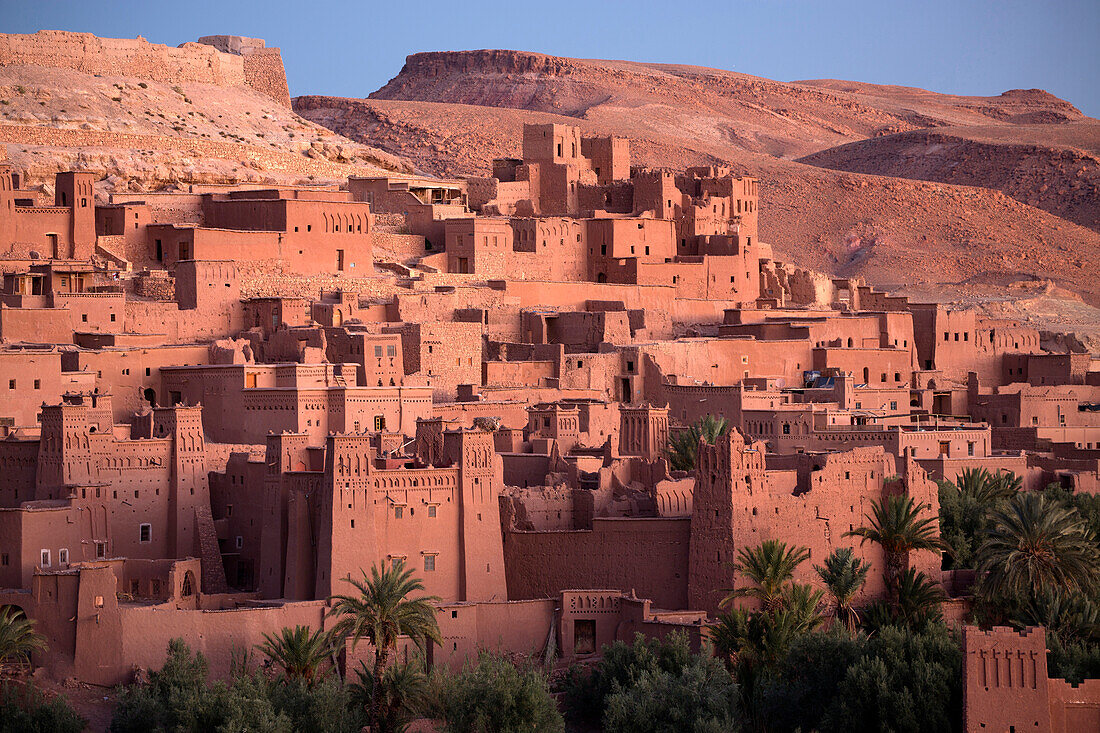 Die alten Lehmziegelgebäude der Kasbah Ait Benhaddou badeten im goldenen Morgenlicht, UNESCO-Welterbestätte, nahe Ouarzazate, Marokko, Nordafrika, Afrika