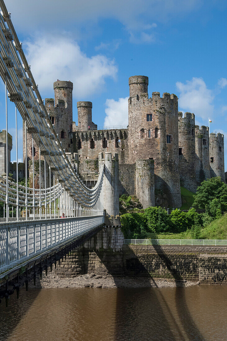 Hängebrücke, erbaut von Thomas Telford und eröffnet 1826, und Conwy Castle, UNESCO-Weltkulturerbe, Conwy ,Conway, Conway County Borough, Nordwales, Vereinigtes Königreich, Europa
