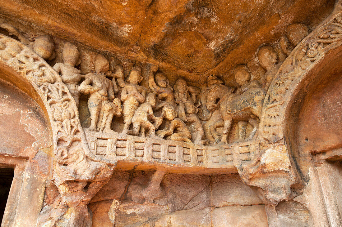 Ausschnitt aus dem 2. Jh. V. Chr. Jain-Schnitzereien von Figuren, die an einer Jain-Zeremonie in der Rani-Gumpha-Höhle an der archäologischen Stätte Udayagiri teilnehmen, in der Nähe von Bhubaneswar, Odisha, Indien, Asien