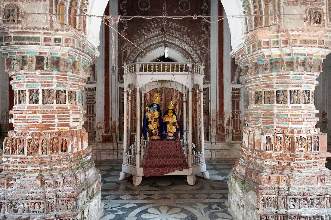 Der Radha-Krishna-Schrein in dem wunderschön geschnitzten und dekorierten Lalji-Terrakottatempel, erbaut 1739, Kalna, Westbengalen, Indien, Asien