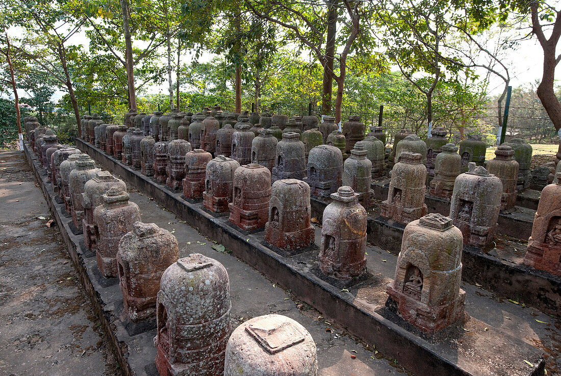 Stein Votiv Stupas an der Stelle des 5. Jahrhunderts Ratnagiri Kloster von der Archaeological Survey of India, Ratnagiri, Odisha, Indien, Asien gefunden