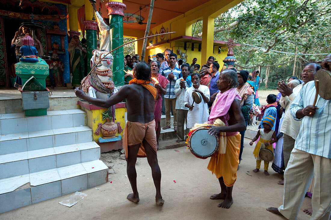 Shaman in altered state of consciousness with Shamanic drummer and cymbal, performing problem-solving ritual in Hindu temple, Kurkuri, Odisha, India, Asia
