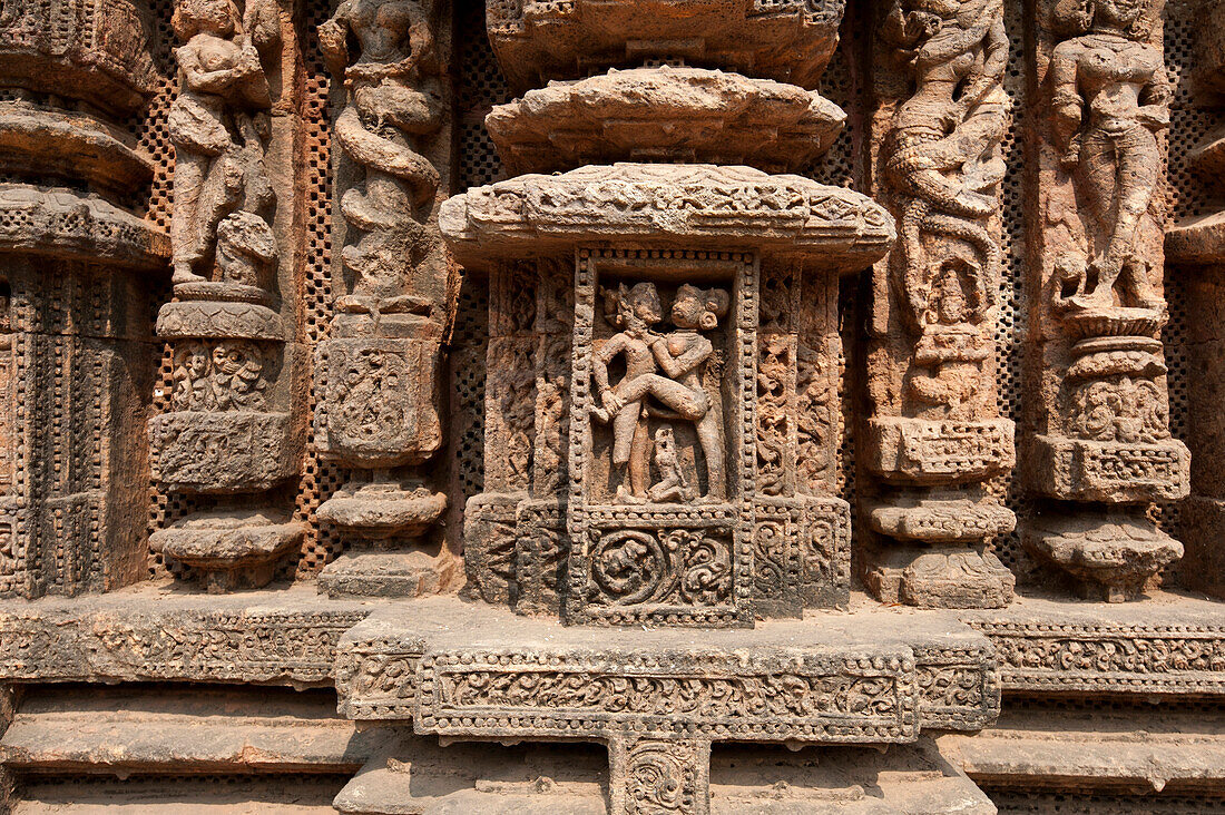 Erotische Steinarbeiten am Konark-Sonnentempel ,Schwarze Pagode, Hindu-Tempel aus dem 13. Jahrhundert, gebaut als massiver Streitwagen für den Sonnengott Surya, UNESCO-Weltkulturerbe, Konarak, Odisha, Indien, Asien