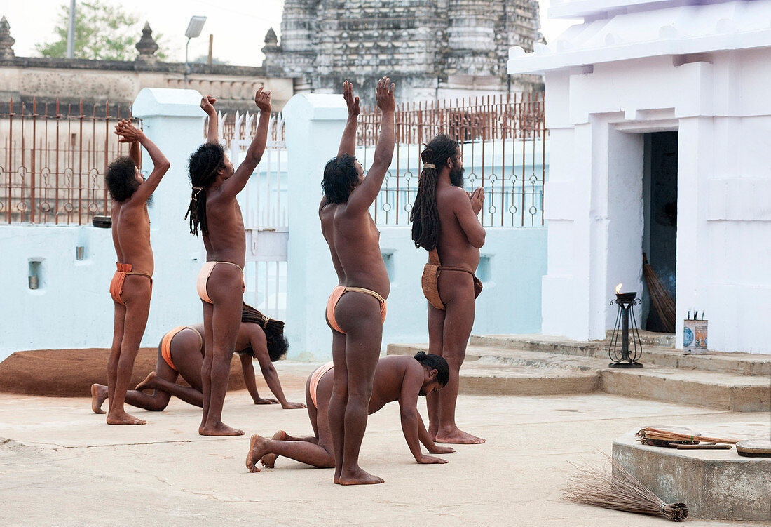 Joranda-Mönche in Safran-Lendenschurzen, die tägliche Andachts-Gebetszeremonie am Joranda-Kloster, Odisha, Indien, Asien durchführen