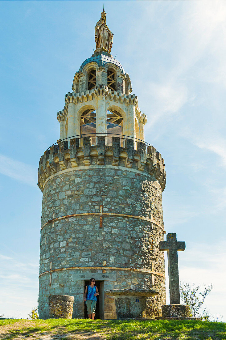 La Vierge de Monbahus ,Turm der Jungfrau, aus dem späten 19. Jahrhundert, ein markantes Wahrzeichen und Aussichtspunkt, Monbahus, Cancon, Lot-et-Garonne, Frankreich, Europa