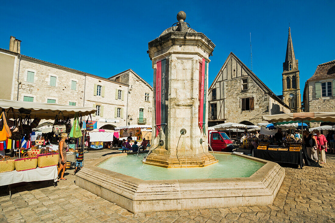 Brunnen an der richtigen Stelle Gambetta am populären Markttag an dieser südwestlichen historischen Bastide-Stadt, Eymet, Bergerac, Dordogne, Frankreich, Europa