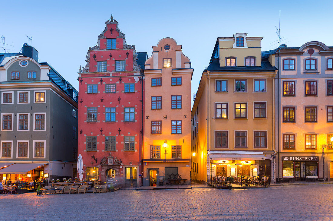 Blick auf bunte Gebäude am Stortorget, Altstädter Ring in Gamla Stan in der Abenddämmerung, Stockholm, Schweden, Skandinavien, Europa