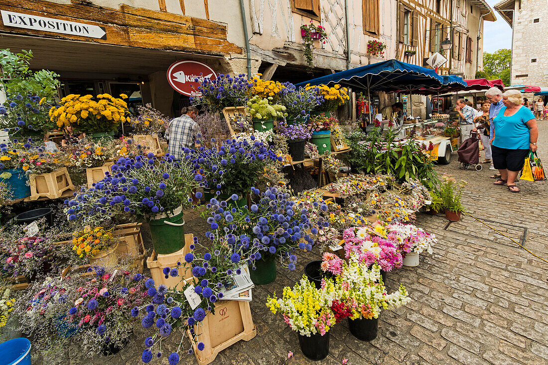 Blumenstand an der Stelle Gambetta am populären Markttag an dieser südwestlichen historischen Bastide-Stadt, Eymet, Bergerac, Dordogne, Frankreich, Europa