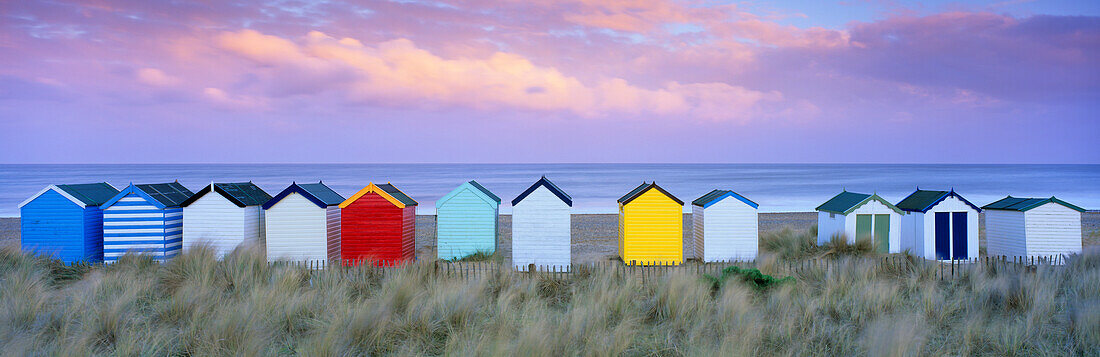 Bunte Strandhütten und Sanddünen bei Sonnenuntergang, Southwold, Suffolk, England, Vereinigtes Königreich, Europa
