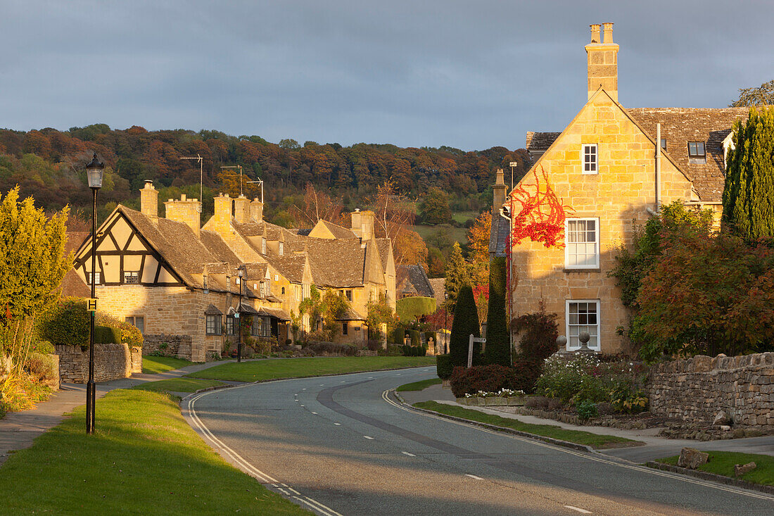 Cotswold cottages along High Street with Fish Hill behind, Broadway, Cotswolds, Worcestershire, England, United Kingdom, Europe