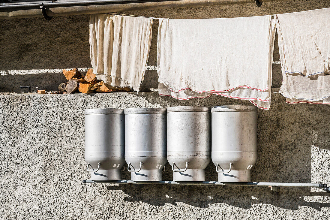 Käseproduktion auf der Alpe le Vuipay in Chatel-Saint-Denis, Gruyère, Kanton Freiburg, Schweiz