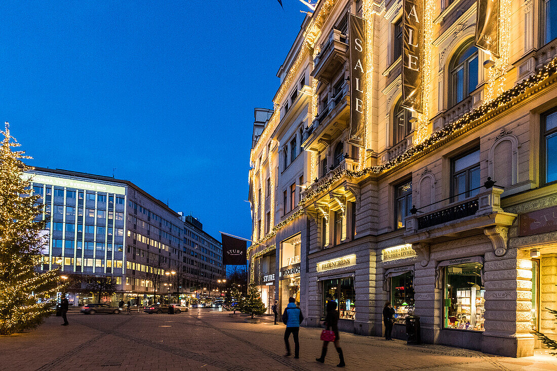 Blick auf die weihnachtliche Fussgängerzone von Stockholm und den Sturehof, Stockholm, Schweden