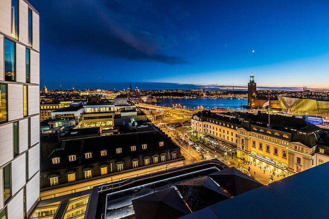 Blick über Stockholms Centralbahnhof und das Stockholmer Stadhus in der Abenddämmerung, Stockholm, Scheden