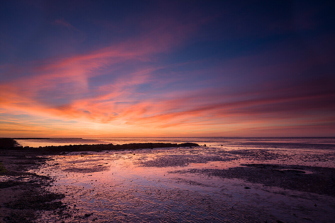 Abenddämmerung an der Nordsee, Nationalpark Wattenmeer, Neuharlingersiel, Esens, Wittmund, Ostfriesland, Niedersachsen, Deutschland