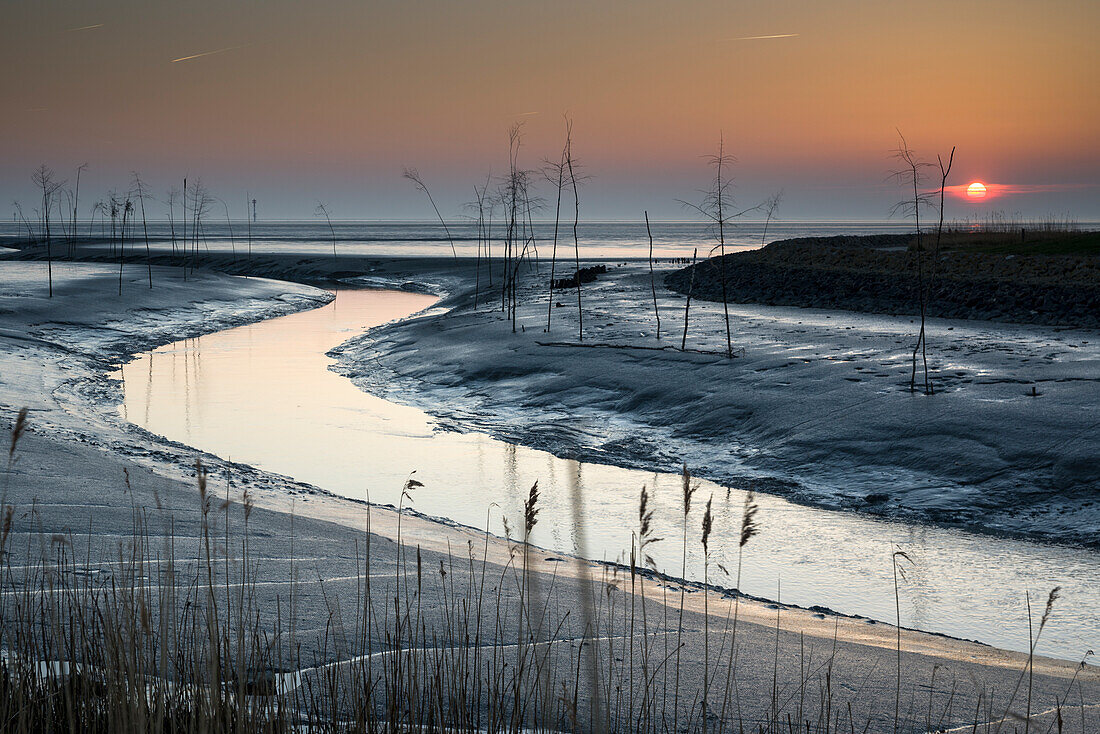 Priel im Nationalpark Wattenmeer bei Sonnenuntergang, Nordsee, Wremen, Land Wursten, Cuxhaven, Niedersachsen, Deutschland