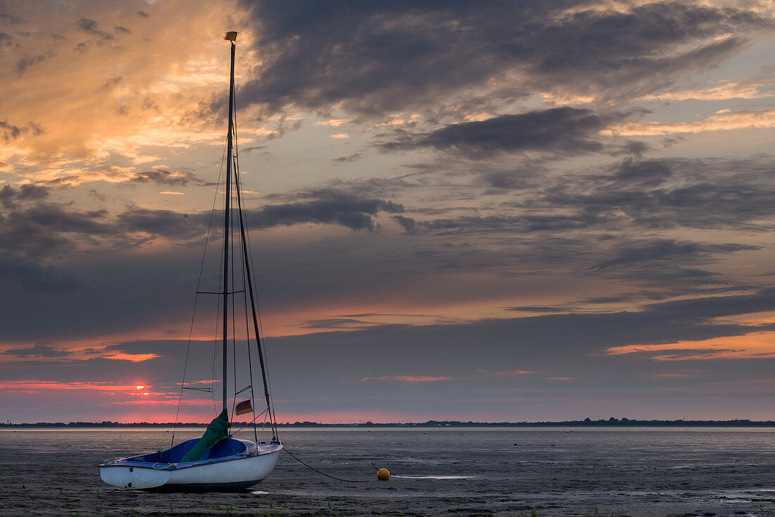 Segelboot im Nationalpark Wattenmeer bei Sonnenuntergang, Jadebusen, Nordsee, Dangast, Varel, Landkreis Friesland, Niedersachsen, Deutschland