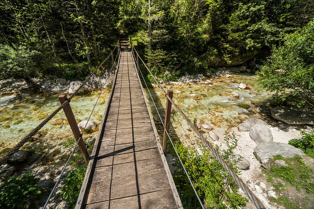 Hängebrücke über Fluss Soca, Trenta, Alpe-Adria-Trail, Gorenjska, Oberkrain, Nationalpark Triglav, Julische Alpen, Slowenien