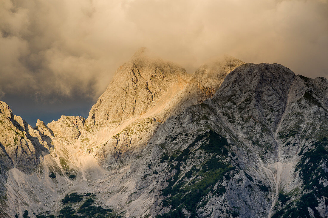 Berge der Julischen Alpen im Abendlicht. Spik und Lipnica. Gorenjska, Oberkrain, Nationalpark Triglav, Slowenien