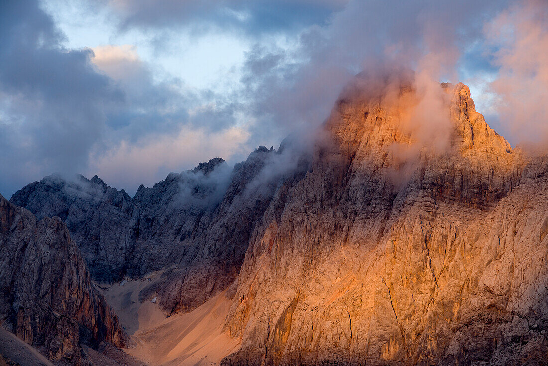 Berge der Julischen Alpen im Abendlicht. Oltar, Visoki Rokav, Skrlatica. Gorenjska, Oberkrain, Nationalpark Triglav, Slowenien
