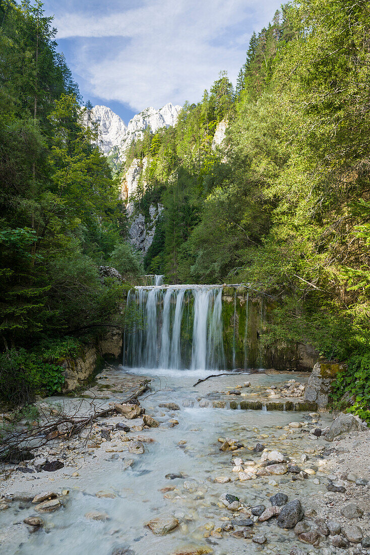 Wasserfall in den Julischen Alpen, Gozd Martuljek, Kranjska Gora, Gorenjska, Oberkrain, Nationalpark Triglav, Slowenien