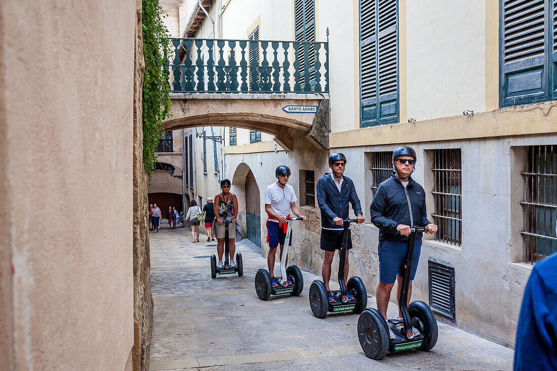 Touristen auf den Segwayz in der Altstadt von Palma, Mallorca, Spanien, Europa