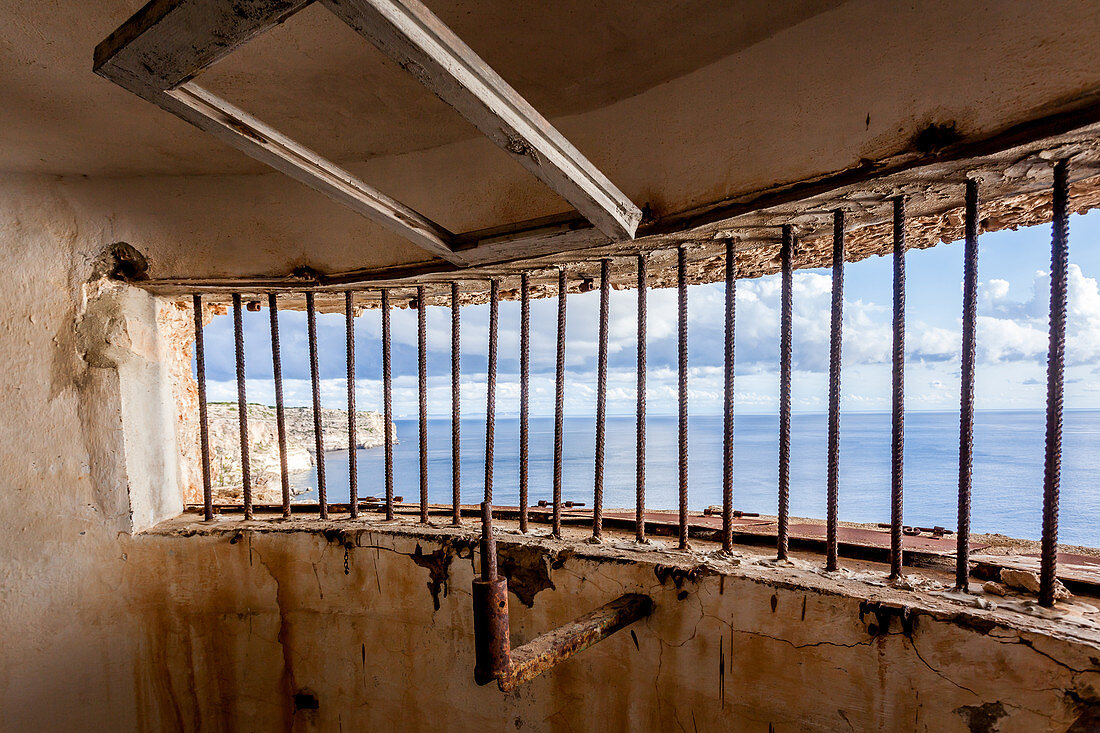 Aussicht aus dem Bunker Mirador del Aguila in der Nähe vom Cap Blanc Leuchtturm, Mallorca, Balearische Inseln, Spanien