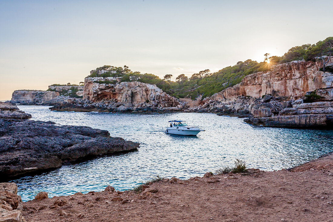 Motorboat in der Bucht von Cala s’Almunia, Mallorca, Balearische Inseln, Spanien