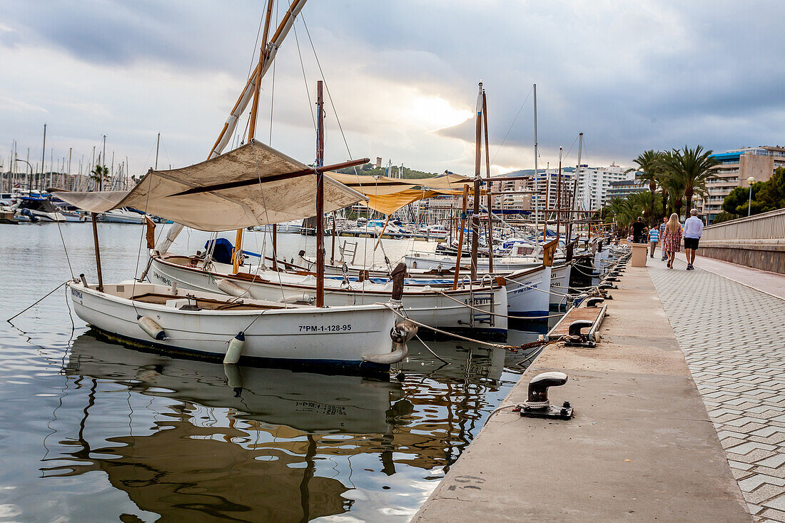 Touristen im Hafen von Palma, Mallorca, Spanien, Europa