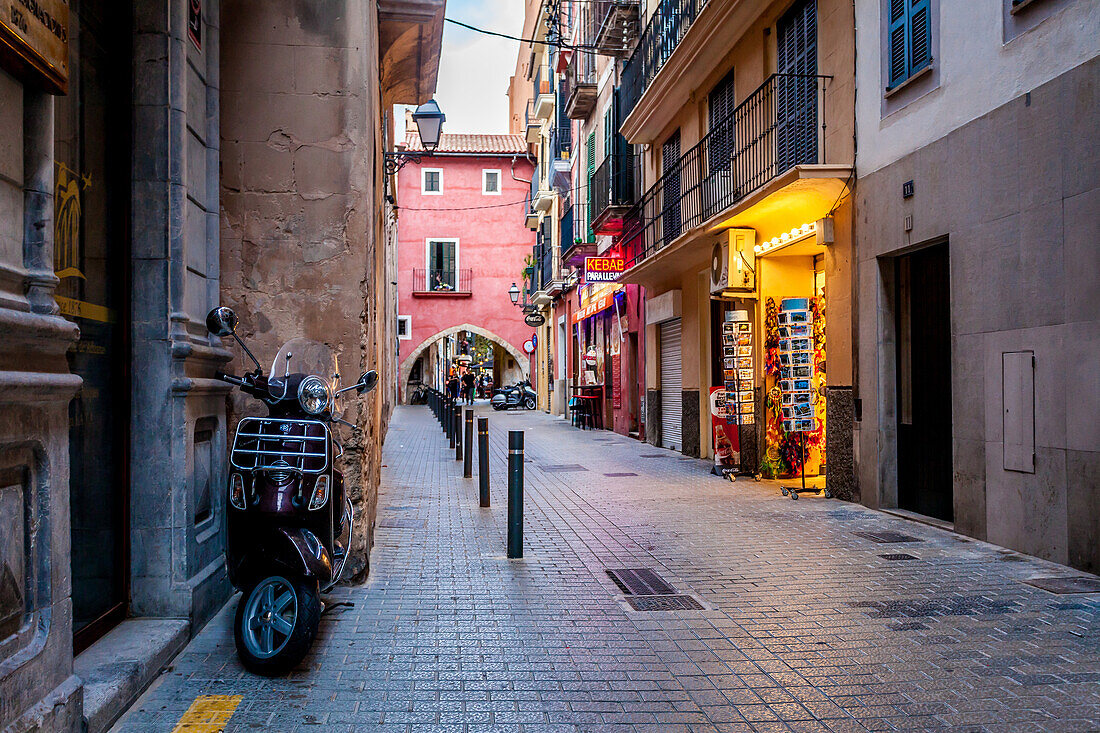 Kebap shop and Motoroller in the area called La Lonja, historic city centre, Ciutat Antiga, Palma de Mallorca, Majorca, Balearic Islands, Mediterranean Sea, Spain, Europe