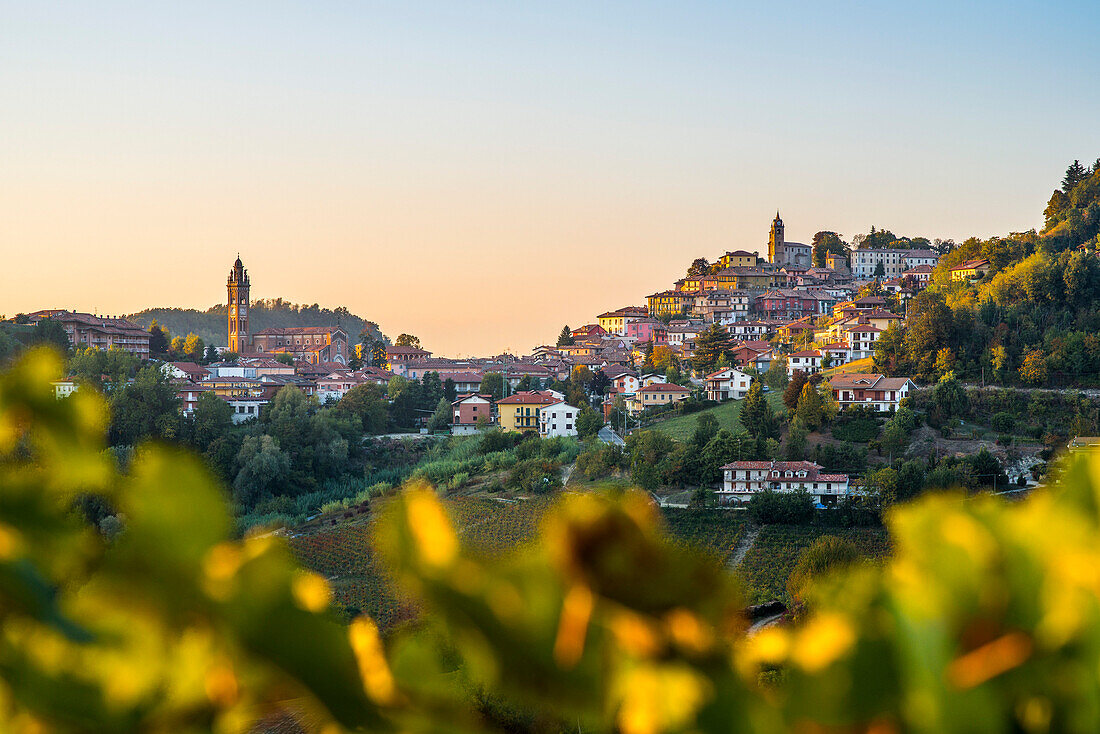 Hillside Village bei Sonnenuntergang, Monforte d'Alba, Piemont, Italien