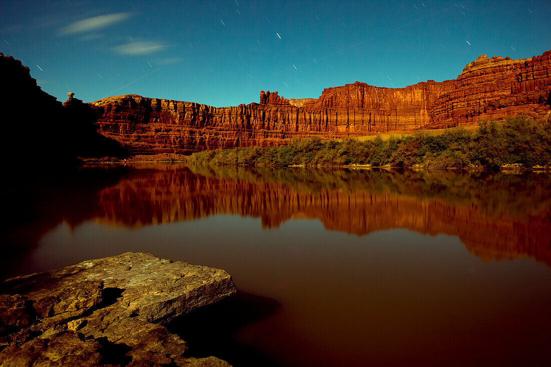 Zeitaussetzung von Mondlicht und streifenden Sternen, die Colorado River, Canyonlands National Park, Utah erhellen