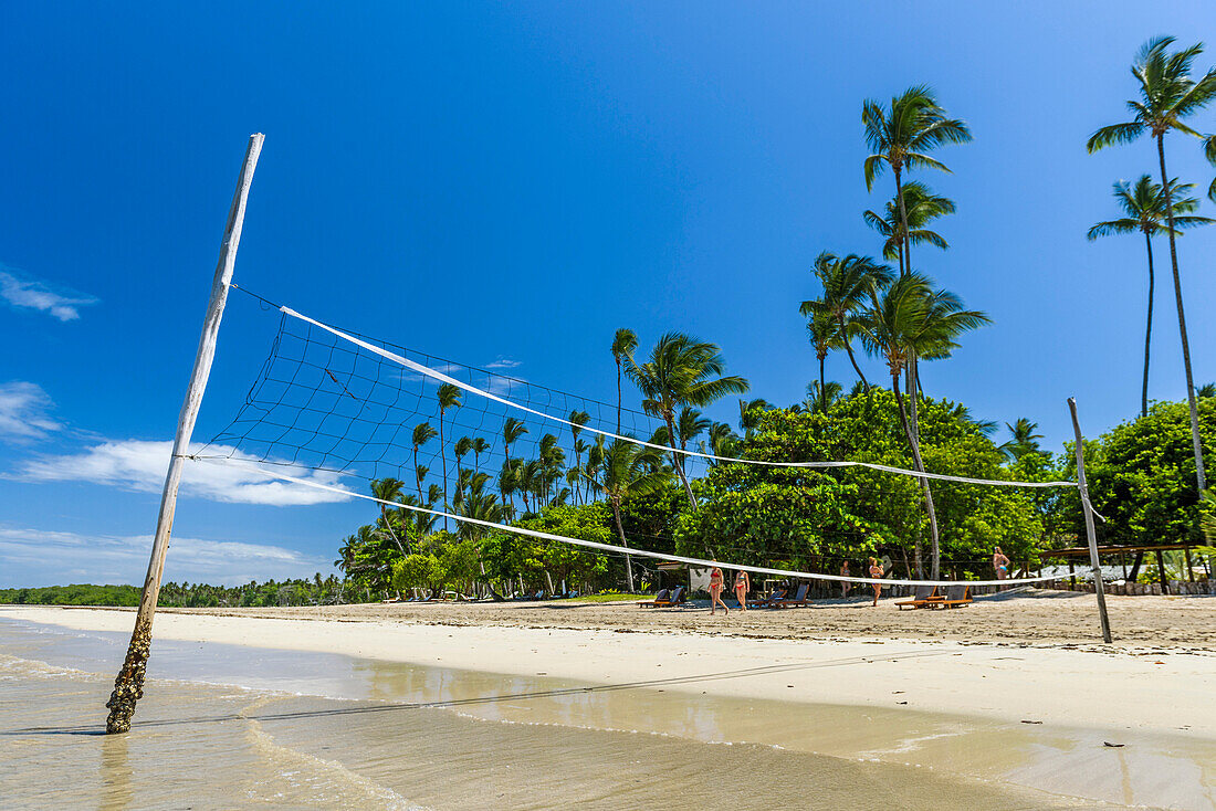 Foto des Volleyballnetzes im tropischen Strand auf Morro de Sao Paulo, Süd-Bahia-Staat, Brasilien