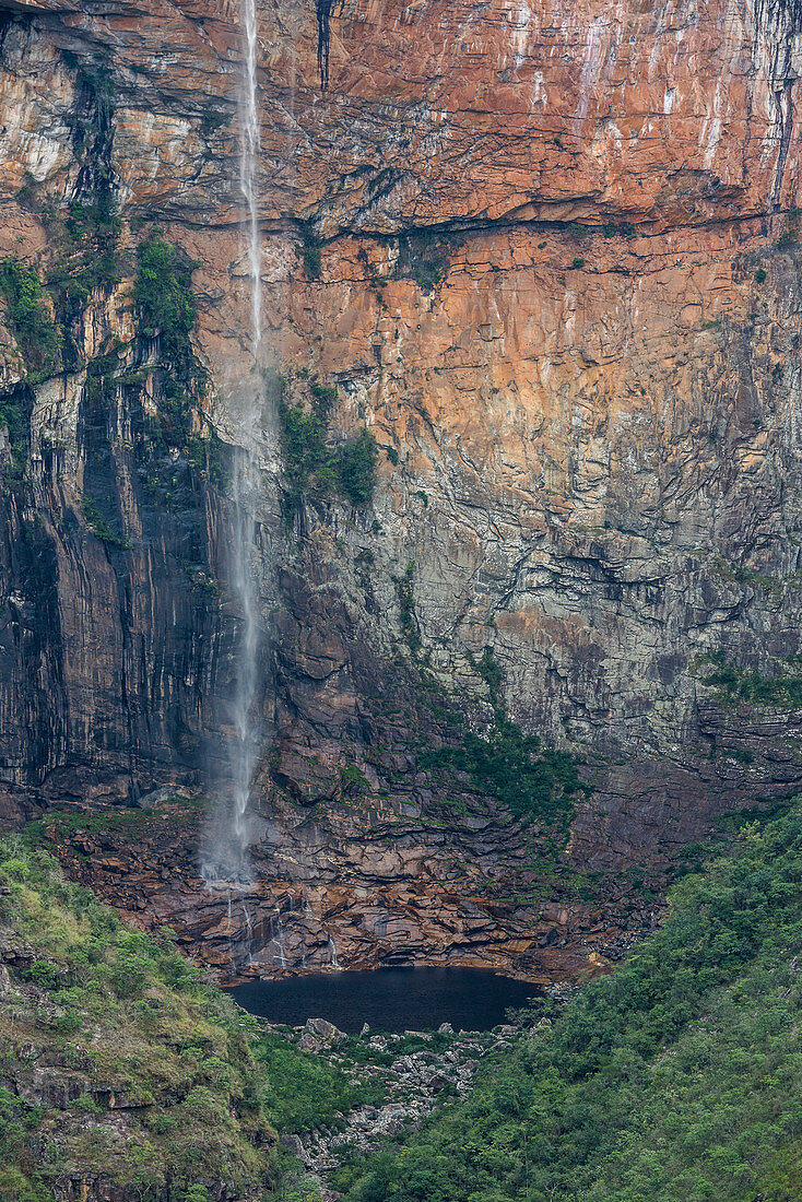 Majestätische Landschaft mit Tabuleiro-Wasserfall im Serra-Do-Intendente-Nationalpark, Minas Gerais, Brasilien
