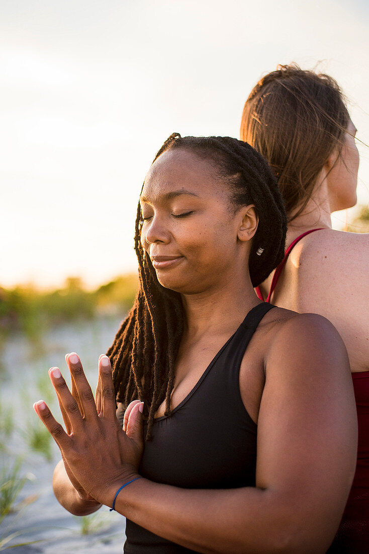 Foto der Frau, die mit den verschränkten Händen (Anjali Mudra) vermittelt, Newport, Rhode Island, USA