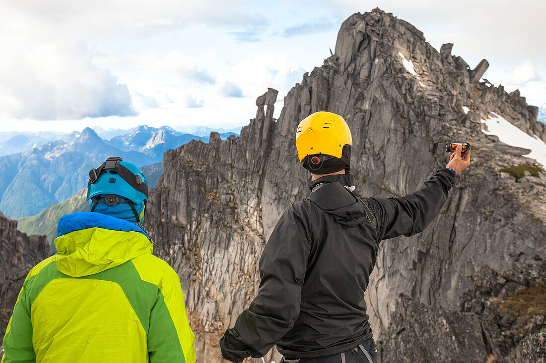 Fotografieren mit Bergsteiger beim Bergsteigen, Chilliwack, British Columbia, Kanada