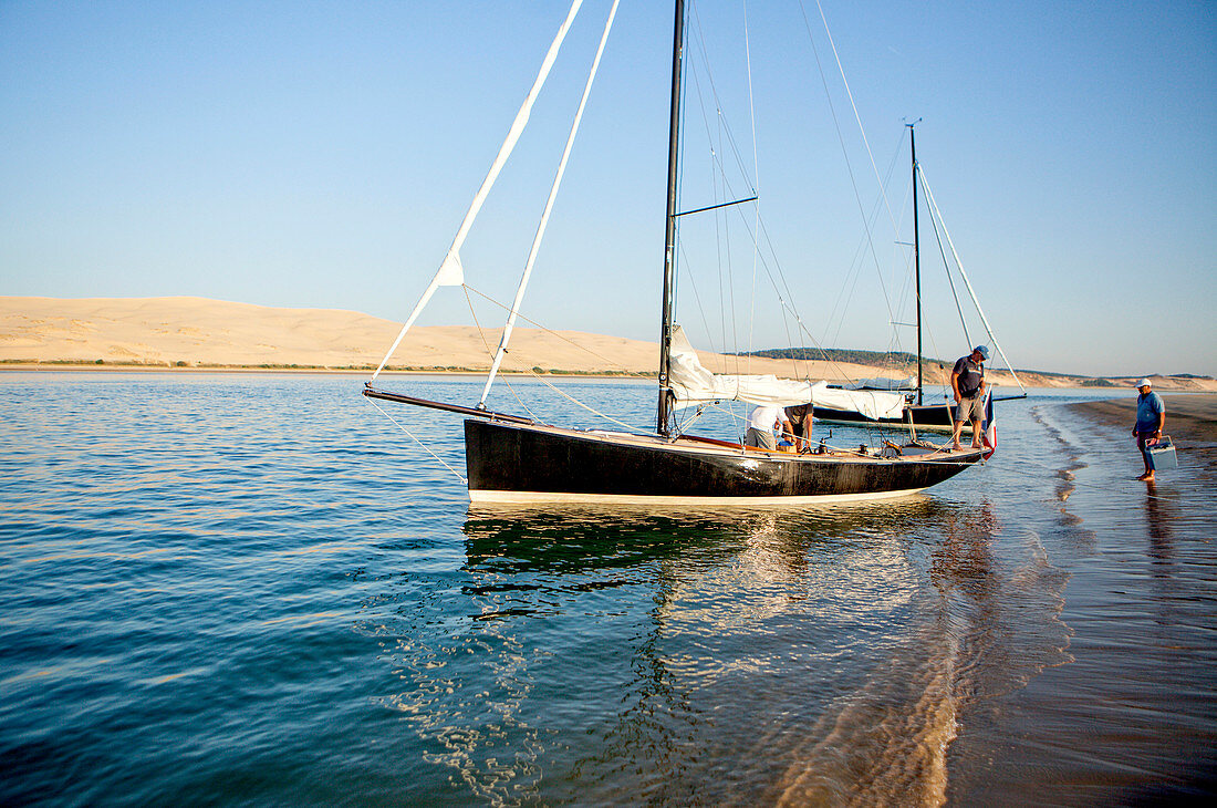 Bucht von Arcachon (in Französisch, das Bassin d'Arcachon, auch bekannt als le Bassin) ist eine Bucht des Atlantiks an der Südwestküste Frankreichs, in Pays de Buch zwischen der Côte d'Argent und der Côte des Landes gelegen , in der Region Aquitanien. Die