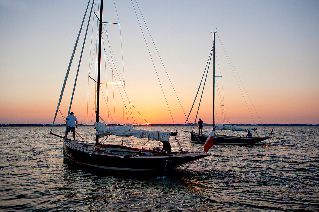 Bucht von Arcachon (in Französisch, das Bassin d'Arcachon, auch bekannt als le Bassin) ist eine Bucht des Atlantiks an der Südwestküste Frankreichs, in Pays de Buch zwischen der Côte d'Argent und der Côte des Landes gelegen , in der Region Aquitanien. Die