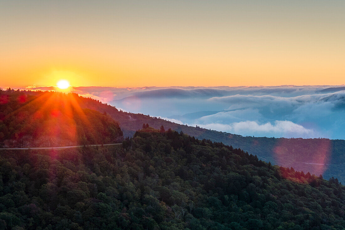 Vereinigte Staaten, North Carolina, Jackson County. Blue Ridge Mountains von Waterrock Knob in der Morgendämmerung, Blue Ridge Parkway.