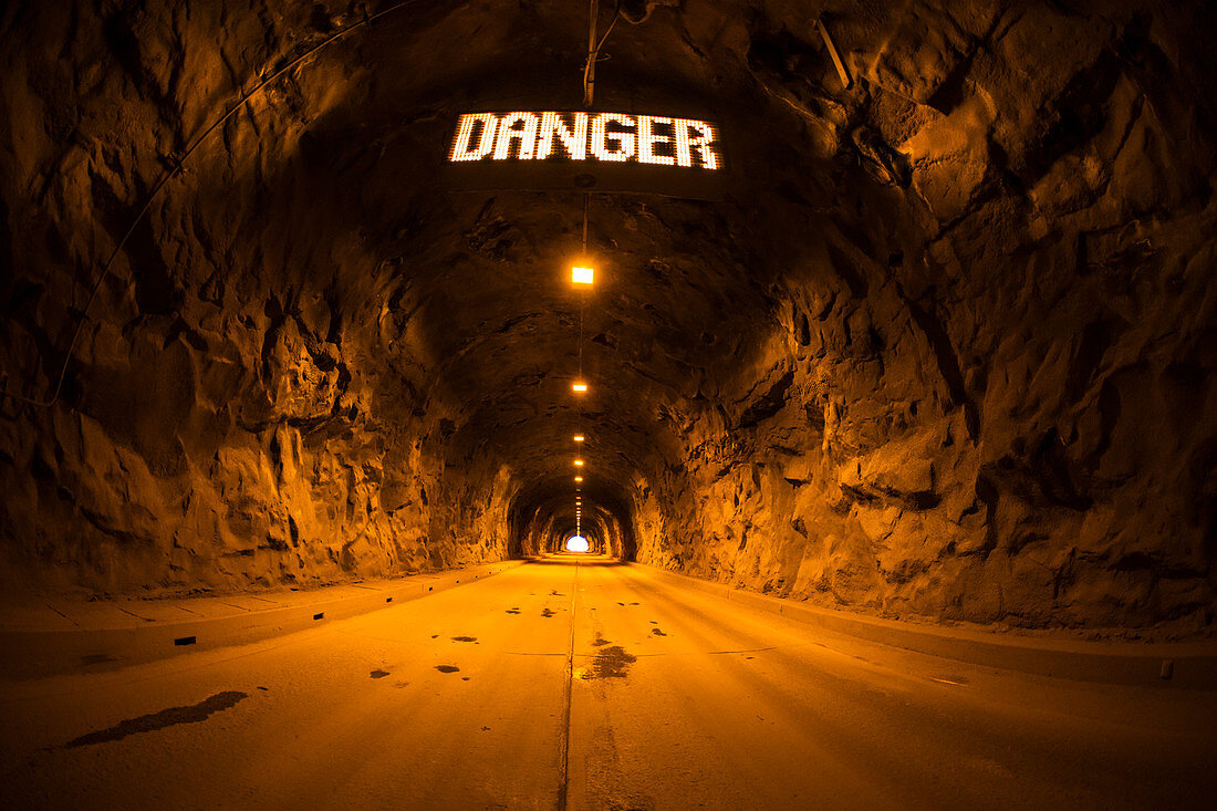 Fotografie des Tunnels in der Höhle mit Gefahrenzeichen, Inspirations-Punkt, Yosemite Nationalpark, Kalifornien, USA.