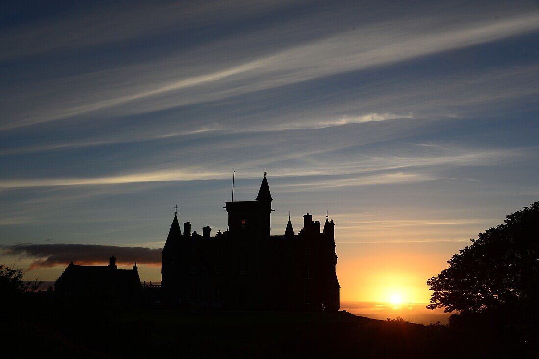 Sonnenuntergang am Glengorm Castle bei Tobermory, Insel Mull, Schottland