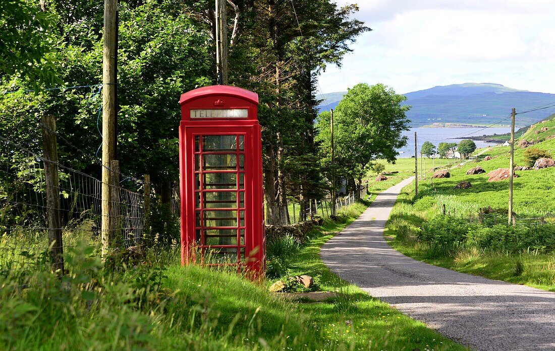 Telefonzelle an der Küste unter dem Ben More, Insel Mull, Schottland