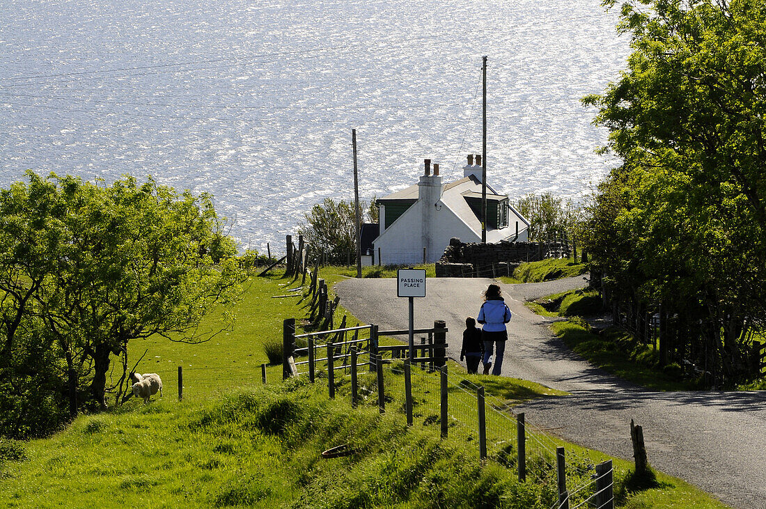 Menschen auf Landstrasse und Haus, bei Elgol, Isle of Skye, Schottland