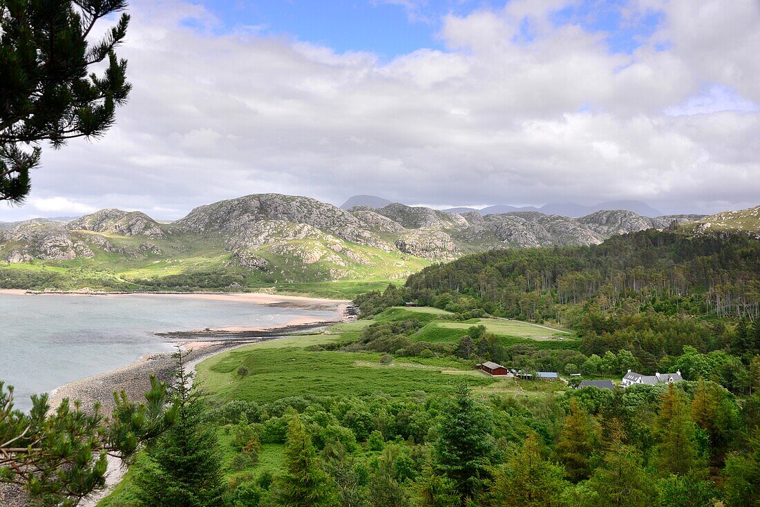 'Landschaft und Bucht, zwischen Gairloch und Ullapool an der Küste ''The Minch'', Nordwest-  Schottland'