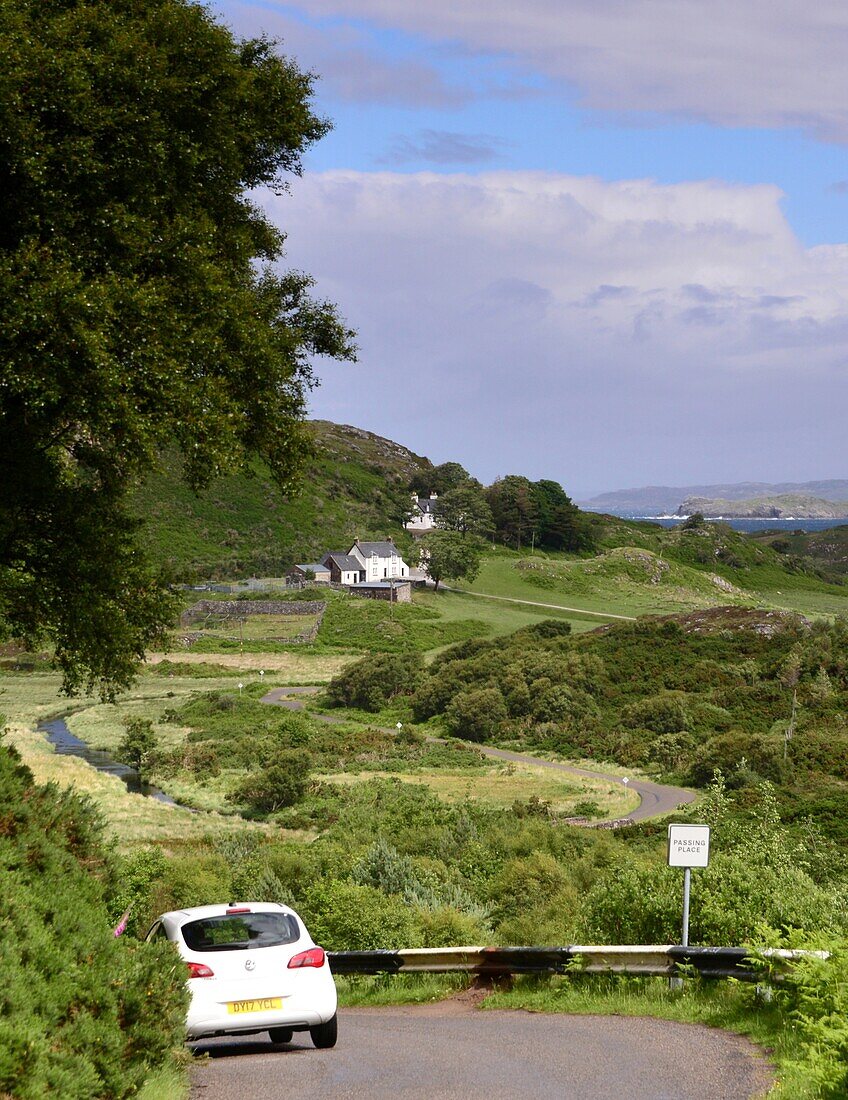 'Auto auf Landstrasse bei Lochinver an der Küste ''The Minch'', Nordwest-  Schottland'