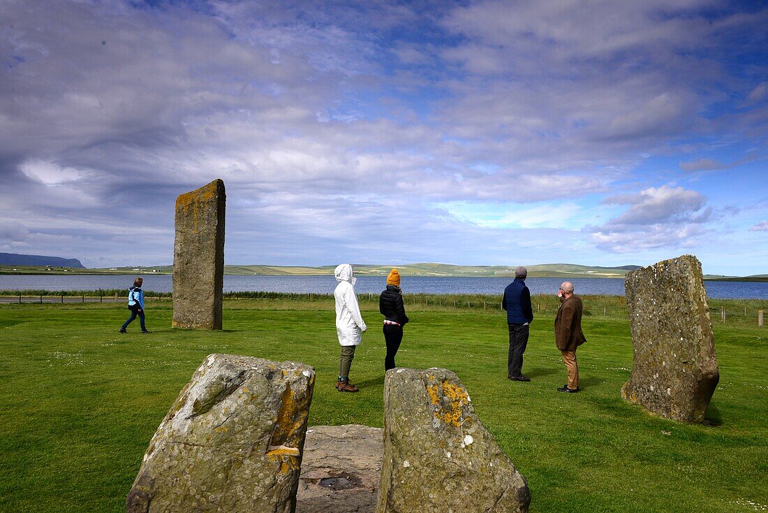 Touristen in den Stones of Stenness, Mainland, Orkney Inseln, Äußere Hebriden, Schottland